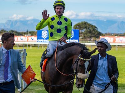 Jockey Lyle Hewitson waving to the crowd | Kuda